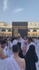 Pèlerins en ihram devant la Kaaba